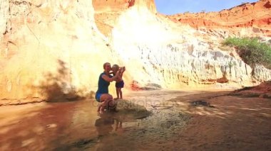 Anne ve kızı çıplak ayakla peri akışta yürüyüş