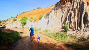 Anne ve kızı çıplak ayakla peri akışta yürüyüş