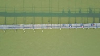 motosiklet sürüş ile ahşap köprü