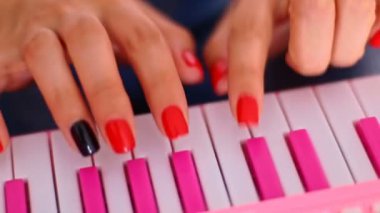 kadın oyuncak piyano tuşlarını basın