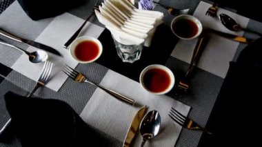 Restoran akşam yemeği için belirtilen tablo