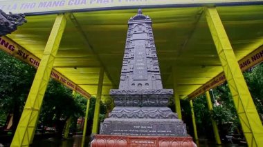 Pavilion çatı altında'manastırın taş kaide 