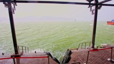 İskele döşeli sahil üzerinde engellerin 