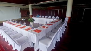 özel bir gün akşam yemeği için Restoran tablo koydu