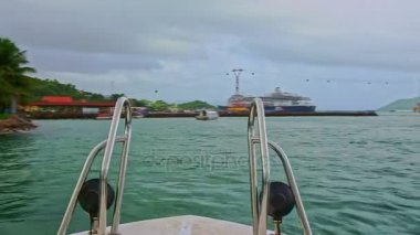 tekne masmavi deniz karşı on Rails