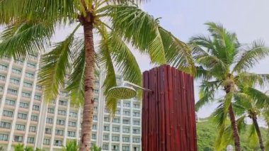 Otel yakınındaki plajda açık ahşap duş