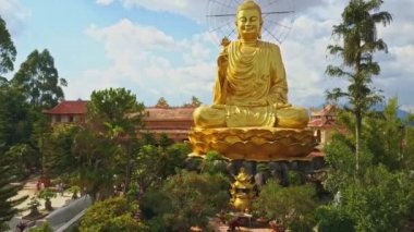 lotus çiçeği ile büyük Buda heykeli