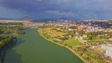 Orman ve modern şehir kıyısında Gölü