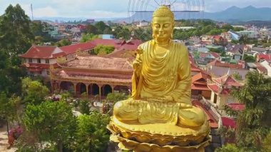 lotus çiçeği ile büyük Buda heykeli