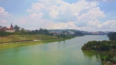 ahşap ve çimenler şehir ve dağ karşı kıyısında Gölü