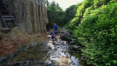 Anne ve kızı akışı suda yalınayak oynamak 