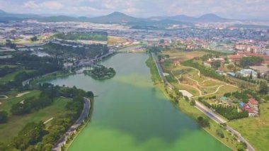 ahşap ve çimenler şehir ve dağ karşı kıyısında Gölü