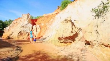 Anne ve kızı çıplak ayakla peri akışta yürüyüş