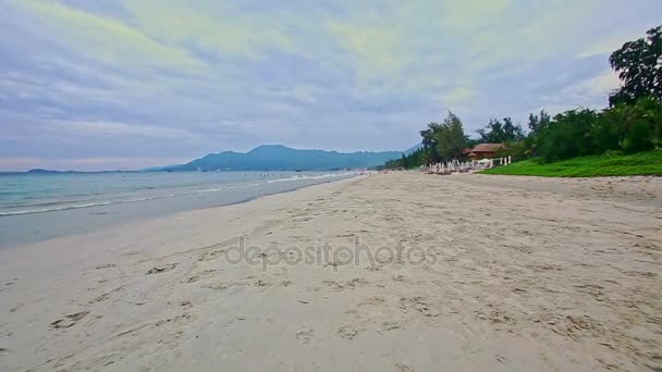 Large longue plage de sable blanc — Video