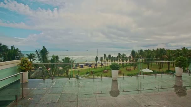 De kust van de zee met strand en tropische park — Stockvideo