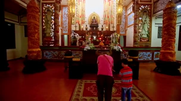Άνθρωποι προσεύχονται σε βουδιστικό μοναστήρι ναό — Αρχείο Βίντεο