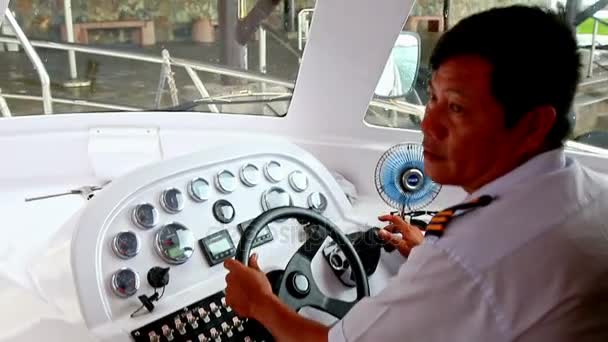Vietnamese captain speeds on motorboat — Stock Video