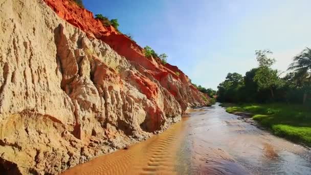 rive du ruisseau de fées avec des pentes orange moucheté  