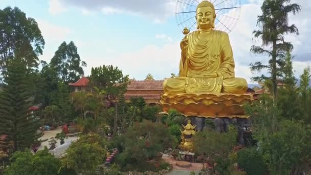 Grande estátua de Buda com flor de lótus — Vídeo de Stock