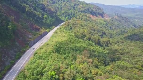 Camino de montaña entre bosques tropicales circundantes — Vídeo de stock