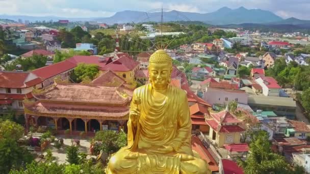 Grande estátua de Buda com flor de lótus — Vídeo de Stock