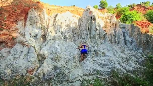 Ragazza sale a piedi nudi verso il basso pietre — Video Stock