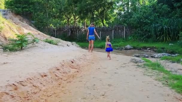 Madre e figlia giocano a piedi nudi in acqua corrente — Video Stock