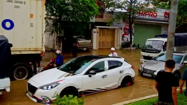 Gran inundación en la ciudad con atasco de tráfico — Vídeo de stock