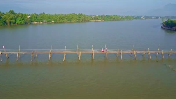 Longa ponte de madeira estreita — Vídeo de Stock