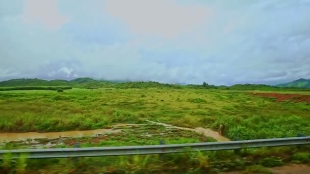 Estrada com ao longo da paisagem com campos — Vídeo de Stock