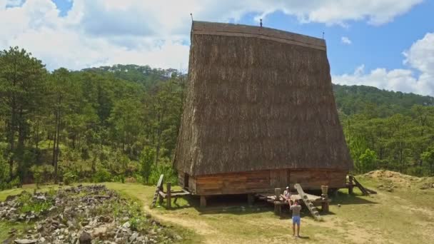 Large yard with old wooden houses — Stock Video