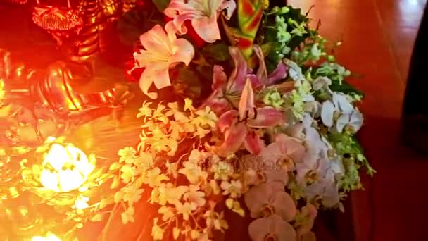 Rituella blommor på buddha-staty i tempel — Stockvideo