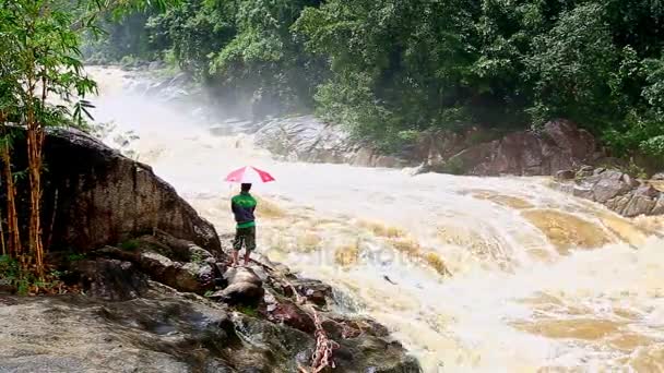 사람은 서 바위와 시계 폭풍우 강에 — 비디오