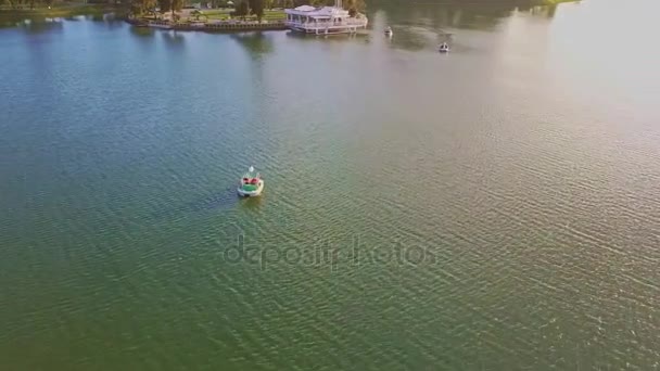 Lake with floating swan catamarans on water — Stock Video