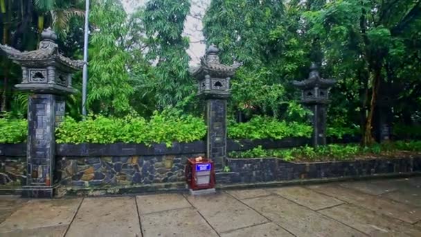 Autels bouddhistes sur les piédestaux de pierre sur la passerelle dans le monastère — Video
