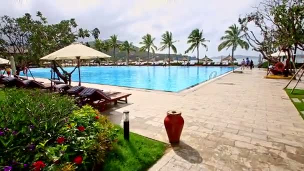 Grande hotel piscina quadrada — Vídeo de Stock