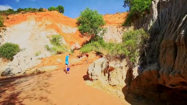 Mère et fille marchant pieds nus sur le ruisseau de fées 