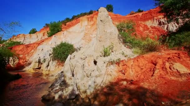 El agua del arroyo de hadas pasa por la orilla del acantilado — Vídeos de Stock