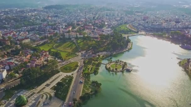 Озеро зі штучним островом і містом на березі — стокове відео