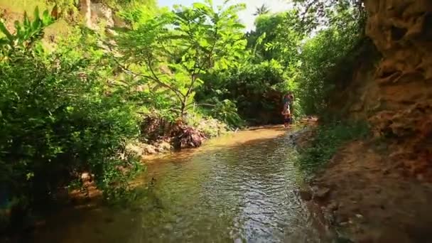 Mutter und Tochter spielen barfuß im Bachwasser — Stockvideo