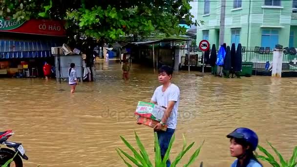 Βαριές πλημμύρα στην πόλη με μποτιλιάρισμα — Αρχείο Βίντεο