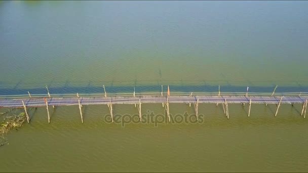 Long narrow wooden bridge — Stock Video