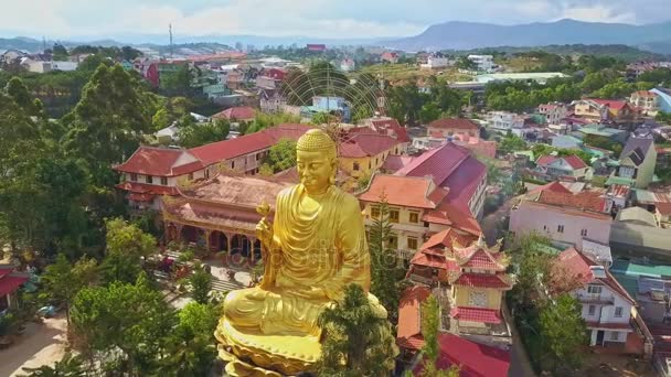 Μεγάλο άγαλμα του Βούδα με άνθος λωτού — Αρχείο Βίντεο