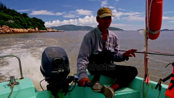 Vietnamese man sits on boat — Stock Video