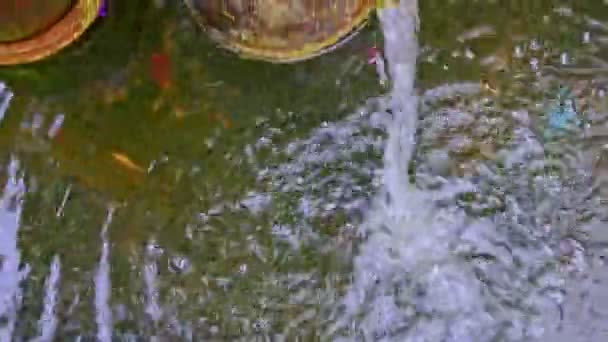 Proudem vody a nalévá z fontány — Stock video