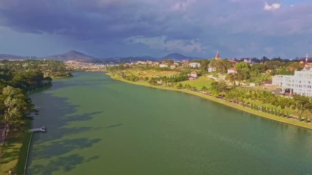 Lac avec forêt et ville moderne sur les rives — Video