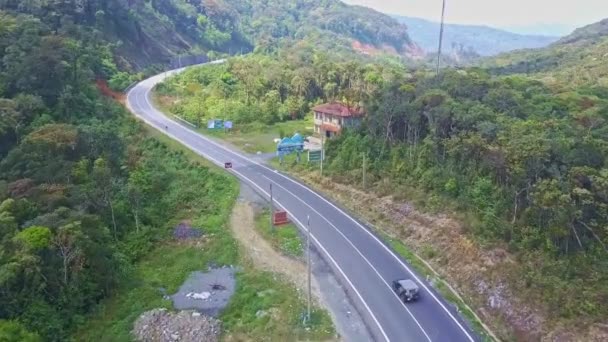 Bergweg onder rondom tropische bossen — Stockvideo