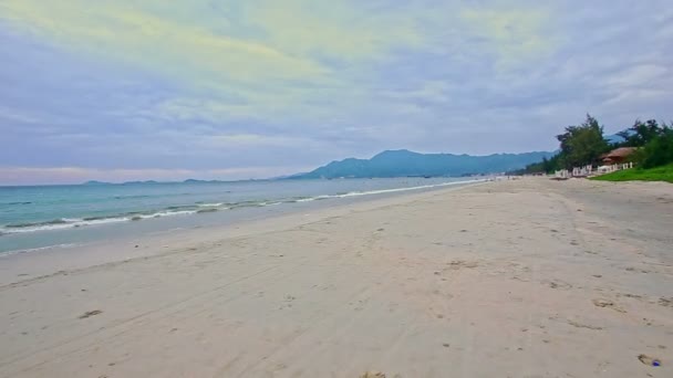 Large longue plage de sable blanc — Video