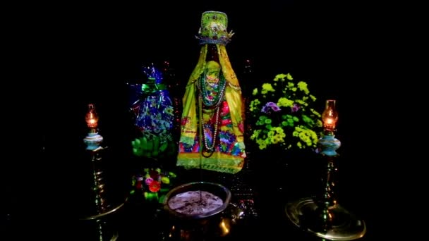 Altarul buddhist luminat cu lămpi rituale — Videoclip de stoc