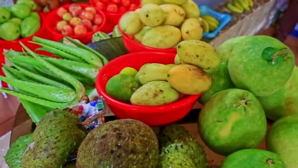 Тропічні фрукти та овочі на лічильнику вуличного ринку — стокове відео